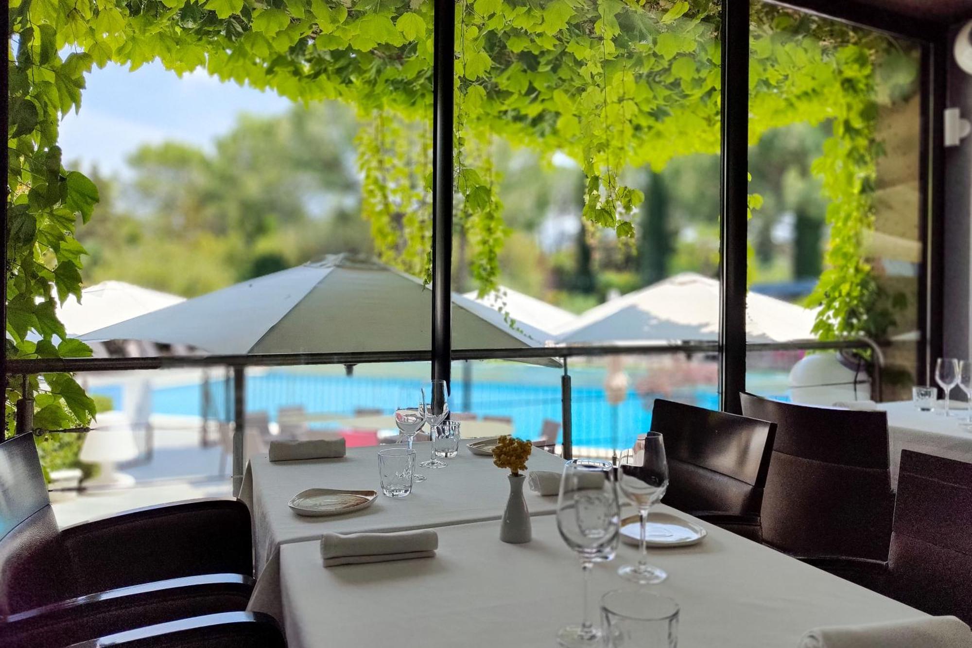 Best Western Sevan Parc Hotel Pertuis Bagian luar foto